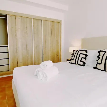 Gabriela With Pool 포르체스