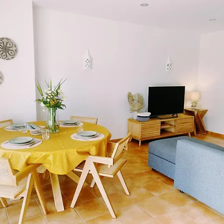 Gabriela With Pool 포르체스